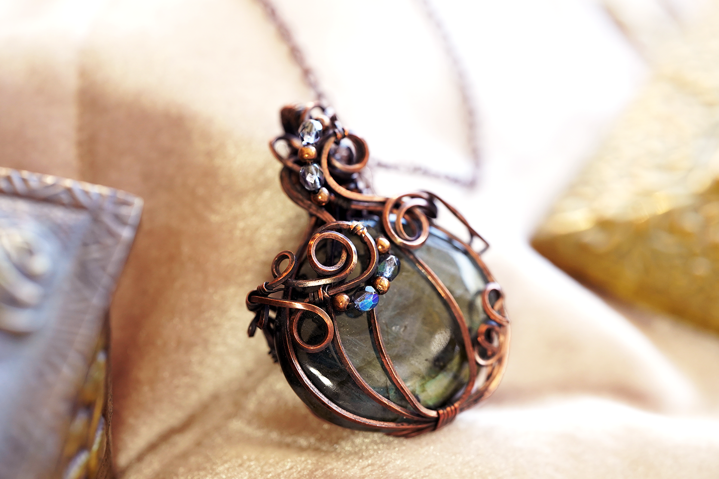 Glimmergourd Pendant - Labradorite