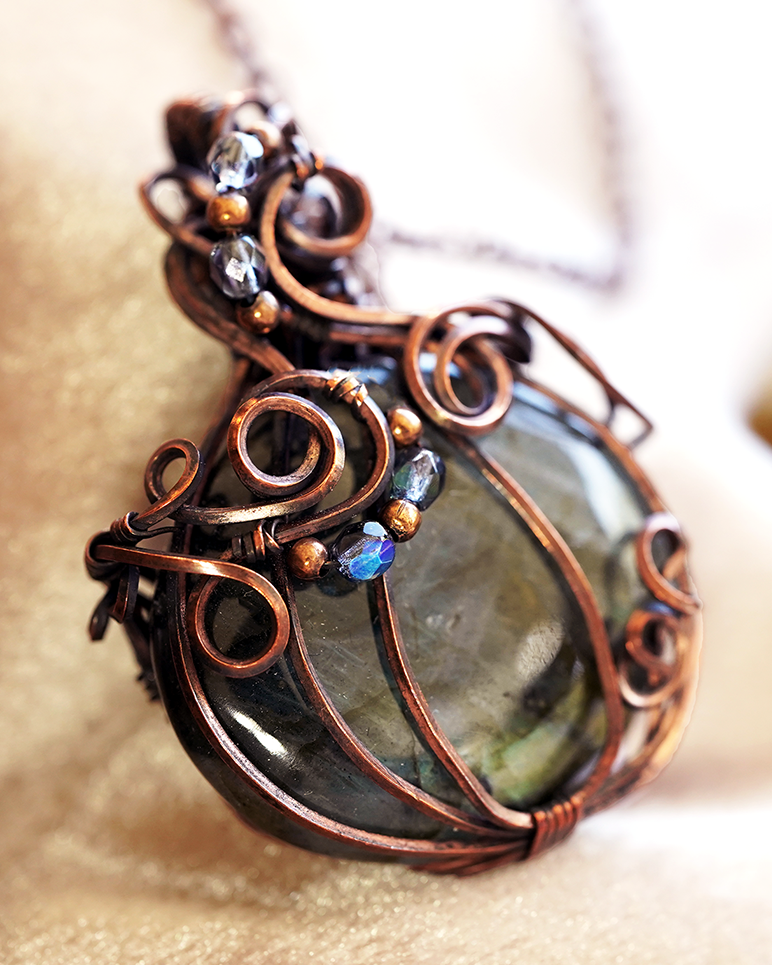 Glimmergourd Pendant - Labradorite