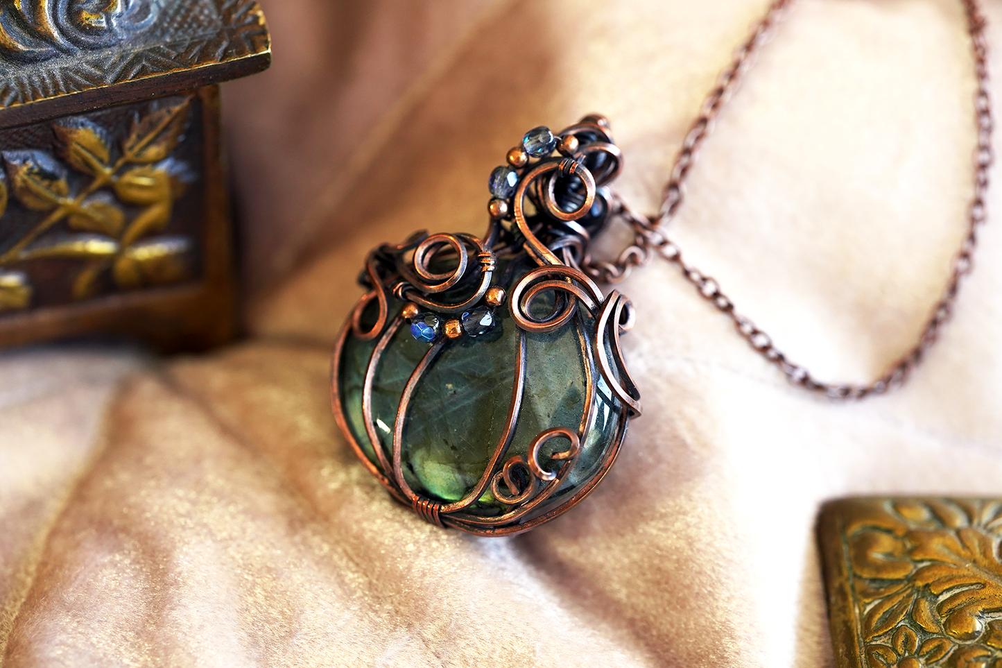 Glimmergourd Pendant - Labradorite